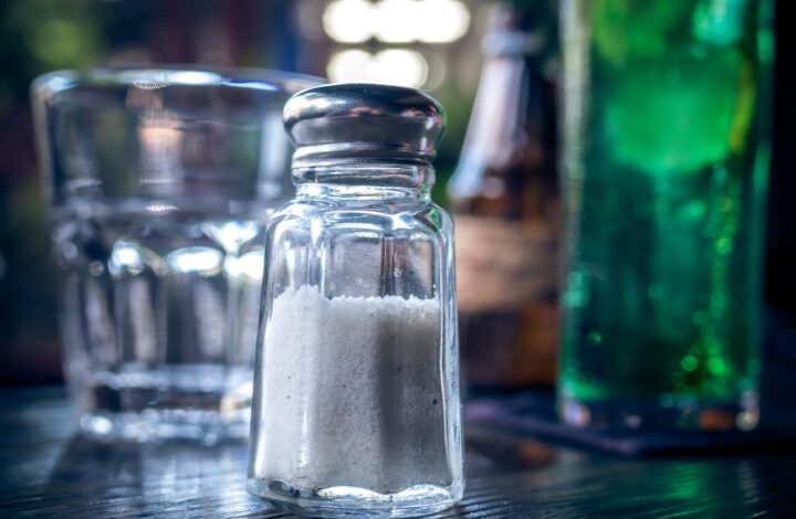 riesgos de consumir sal en exceso